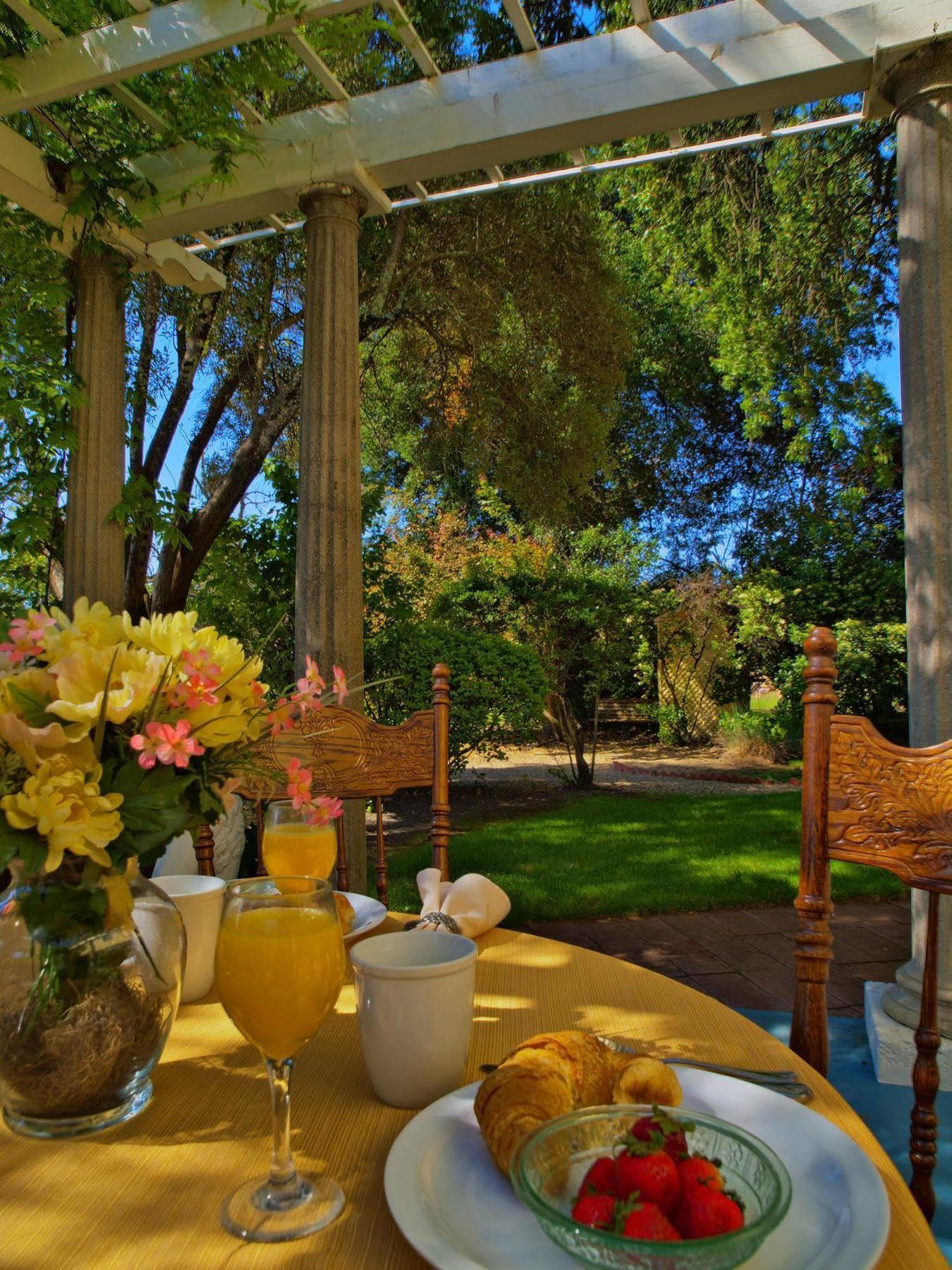 Shady Oaks Country Inn St. Helena Restaurant bilde