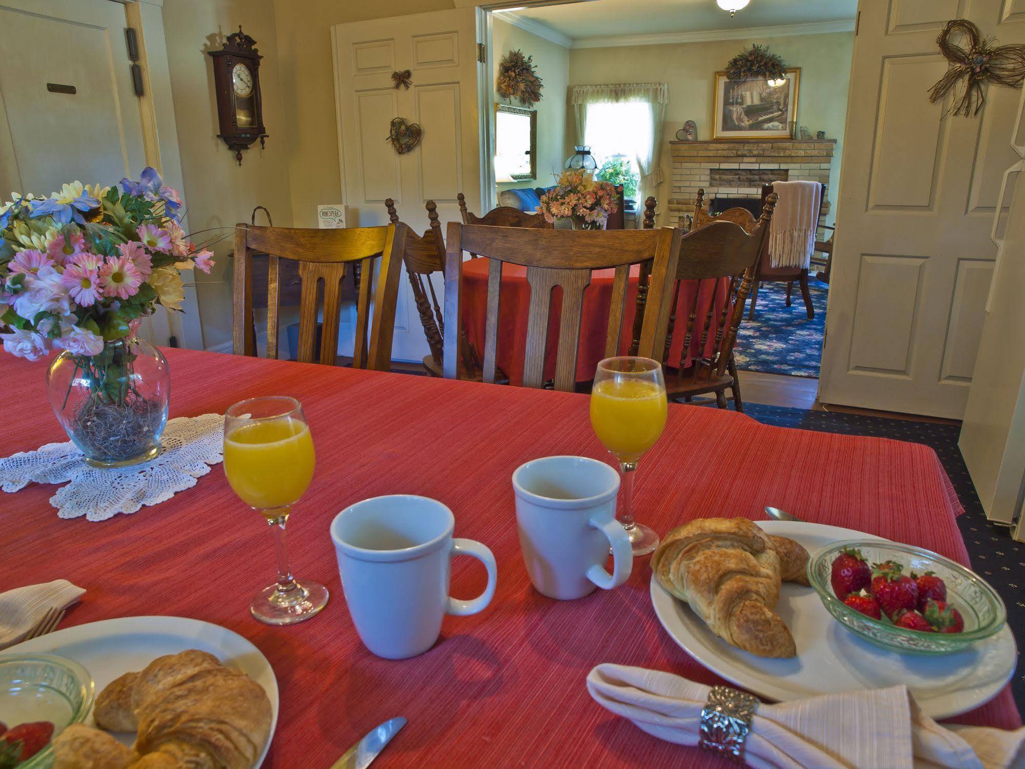 Shady Oaks Country Inn St. Helena Restaurant bilde